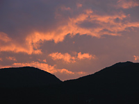 比良の山に夕焼け雲